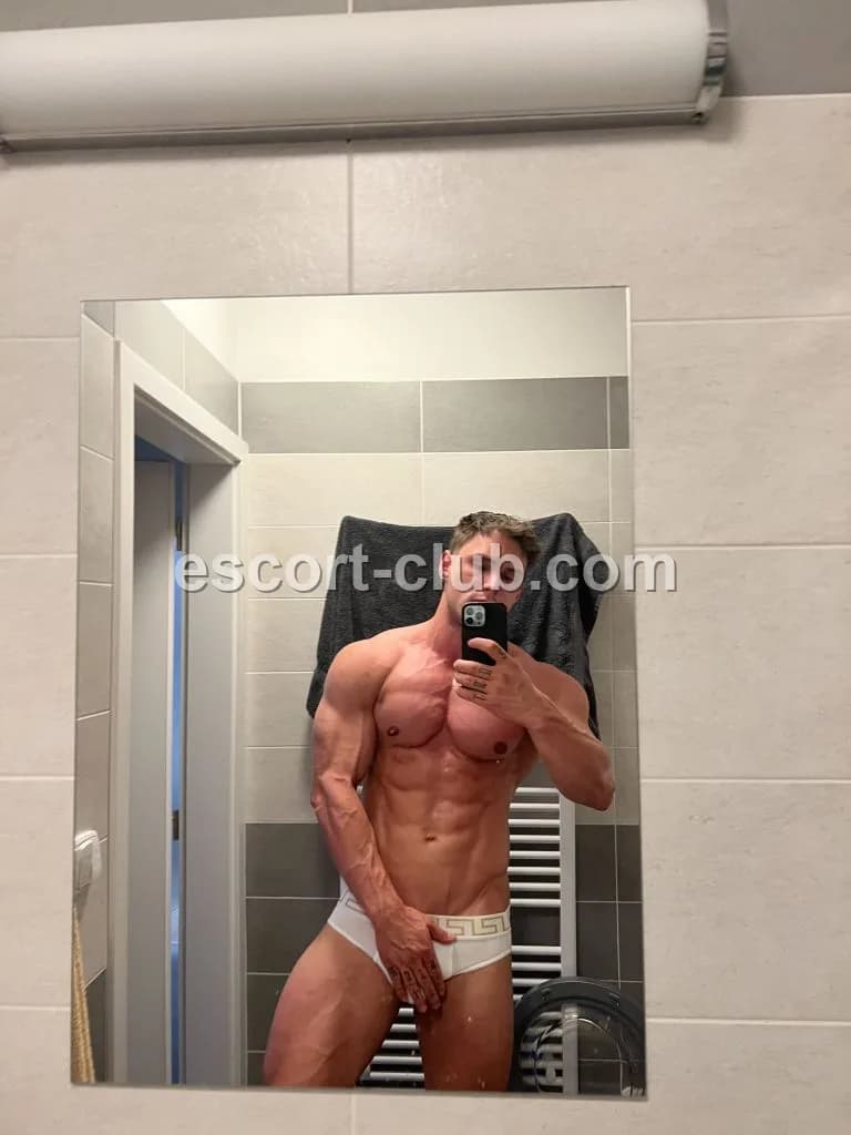 Adrian — London escort photo 4