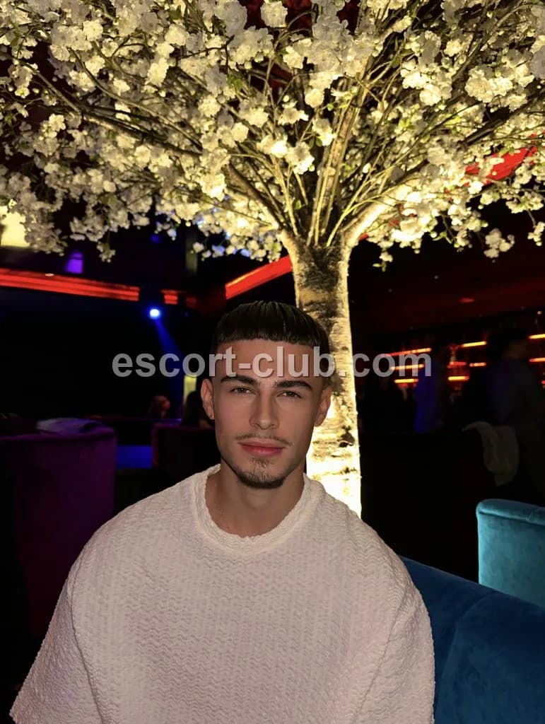 Alaric — London escort photo 2