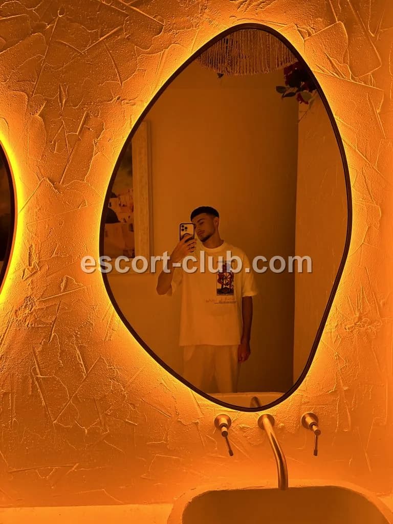 Alaric — London escort photo 4