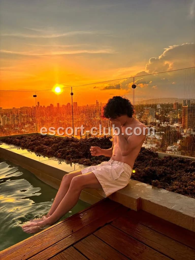 Alejandro — London escort photo 1