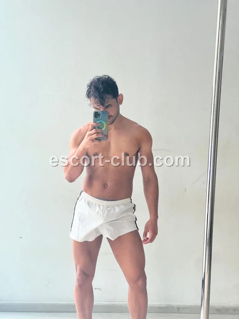 Alfred — London escort photo 4