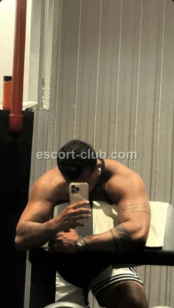 Alp — Glasgow escort photo 4
