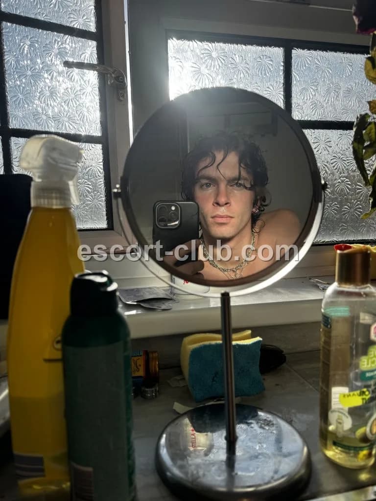 Ambrose — escort in Glasgow