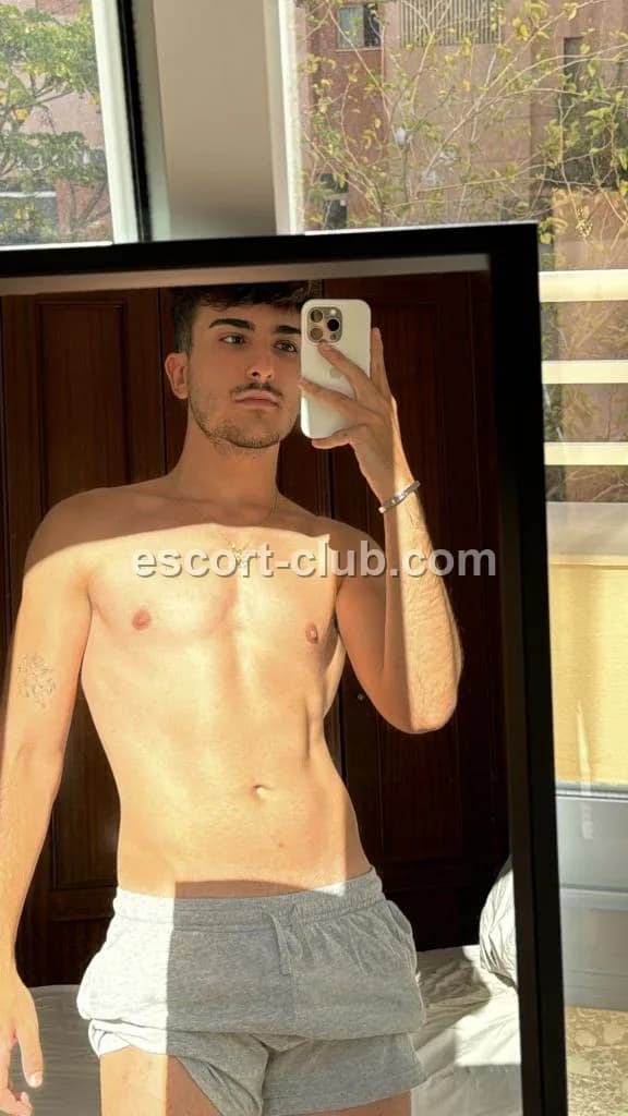 Anderson — Glasgow escort photo 5