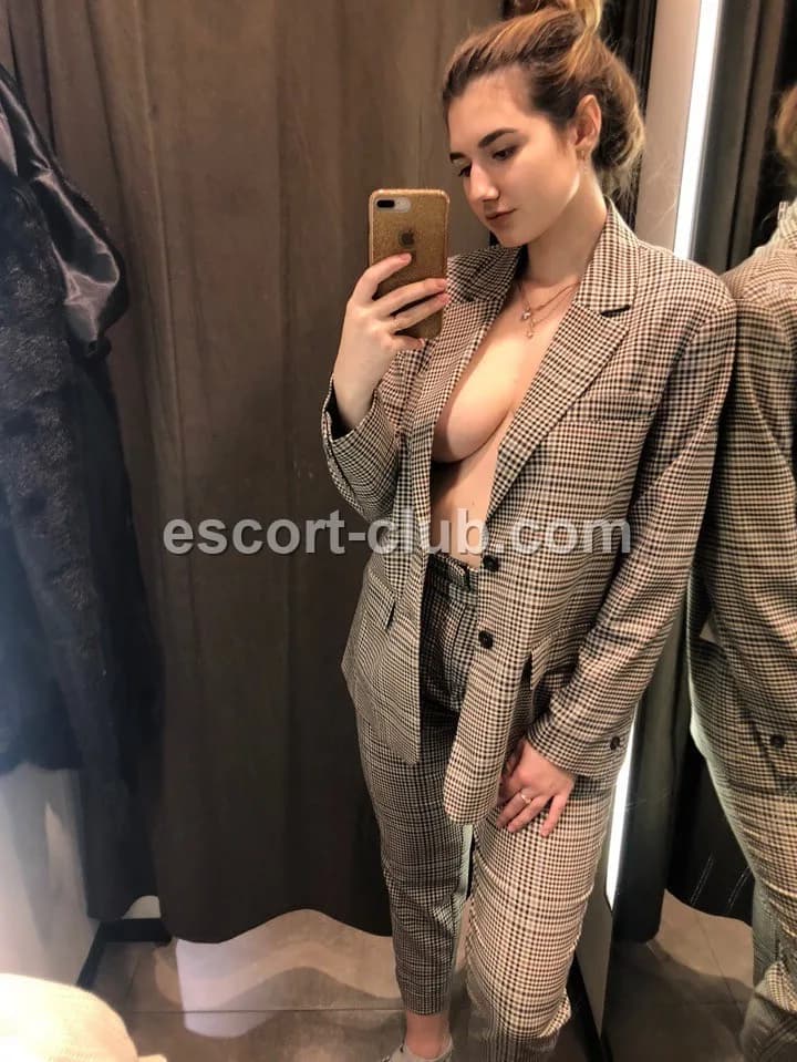 Anzhela — Leeds escort photo 3