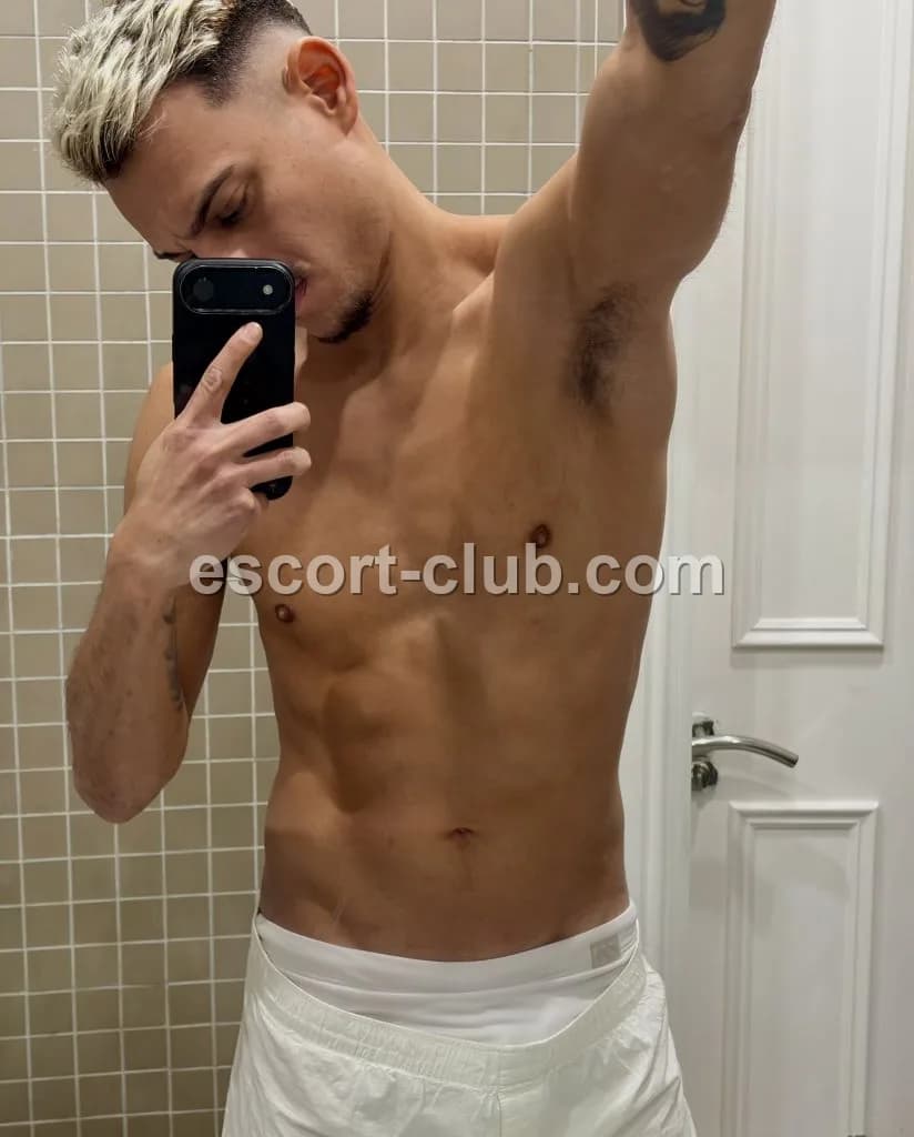 Arnaldo — Belfast escort photo 3
