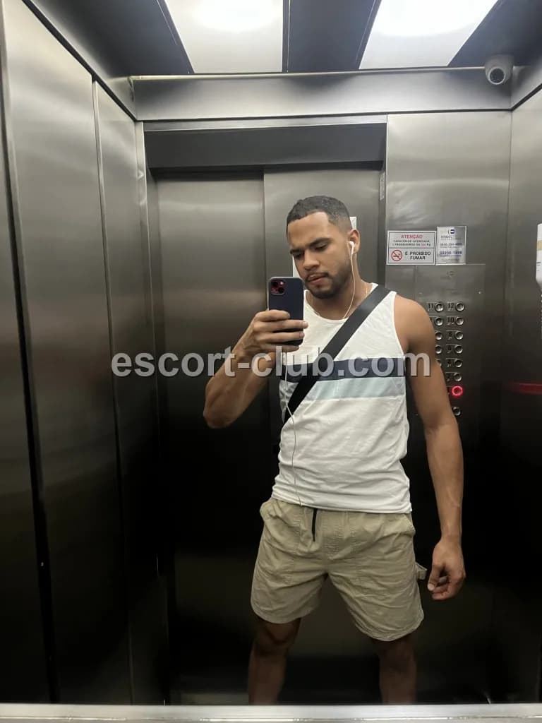 Atticus — Belfast escort photo 6