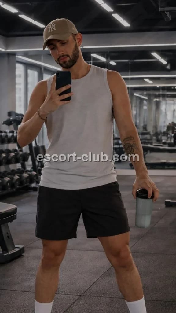 Aurelio — Belfast escort photo 1