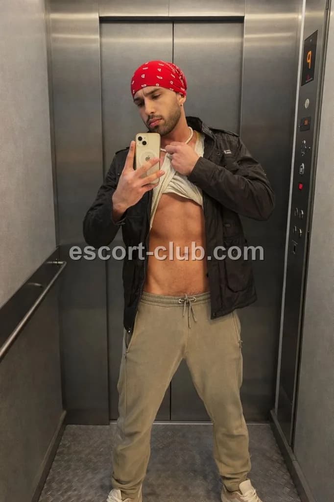 Aurelio — Belfast escort photo 4