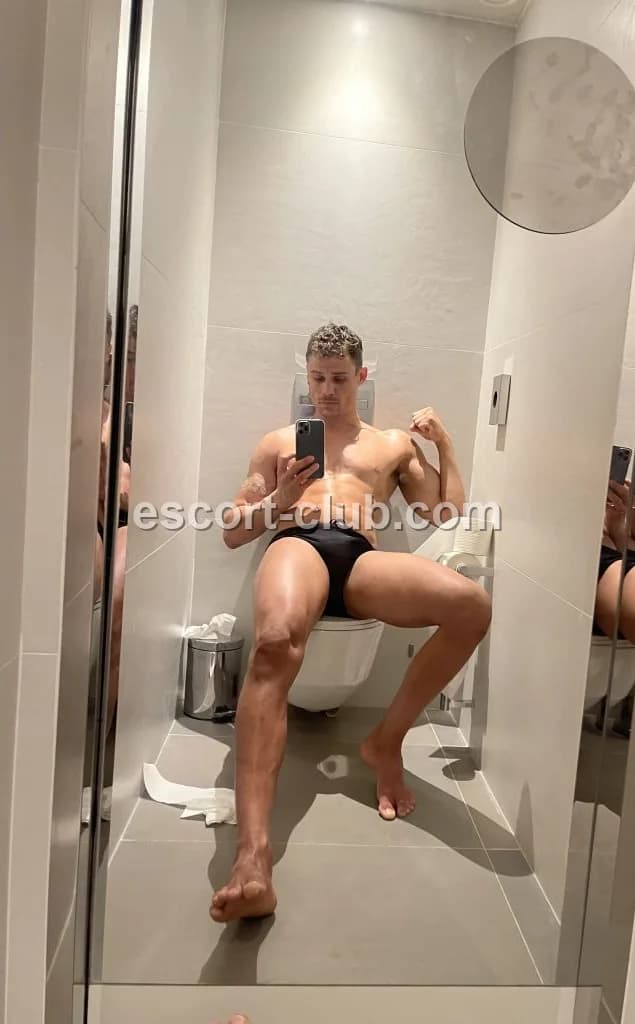 Axel — Belfast escort photo 6