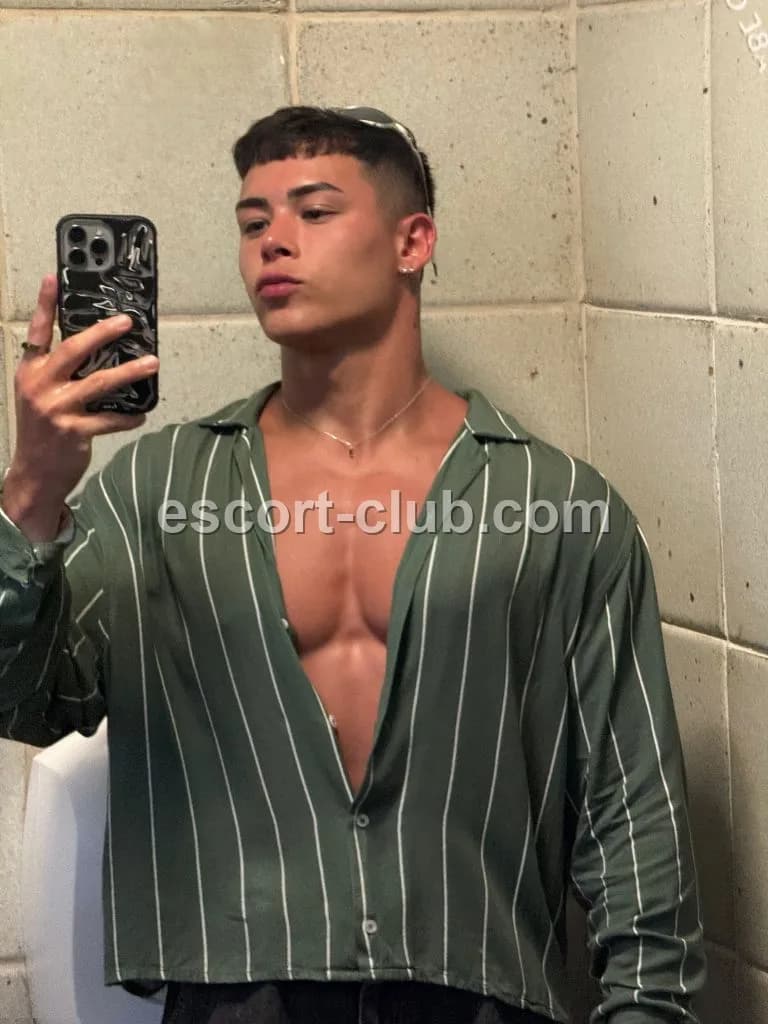 Axl — escort in Belfast
