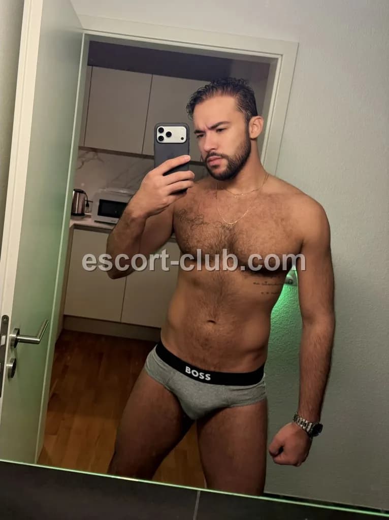 Carlo — escort in Leeds