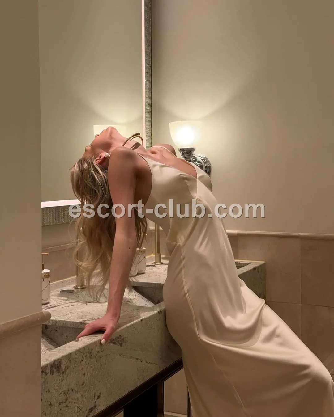 Caroline — London escort photo 2