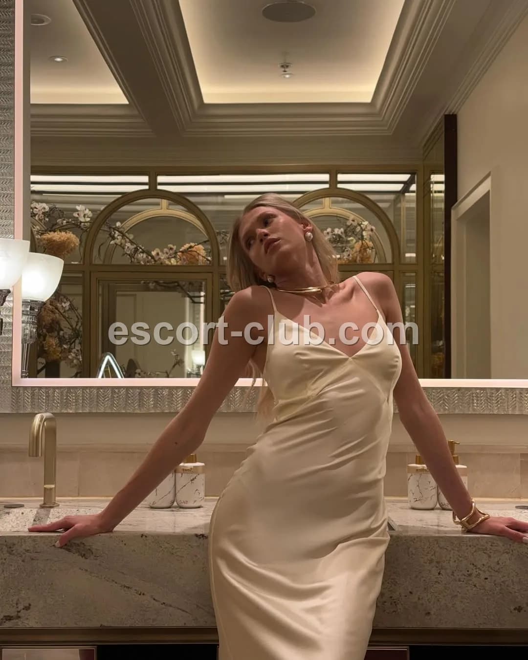 Caroline — London escort photo 5