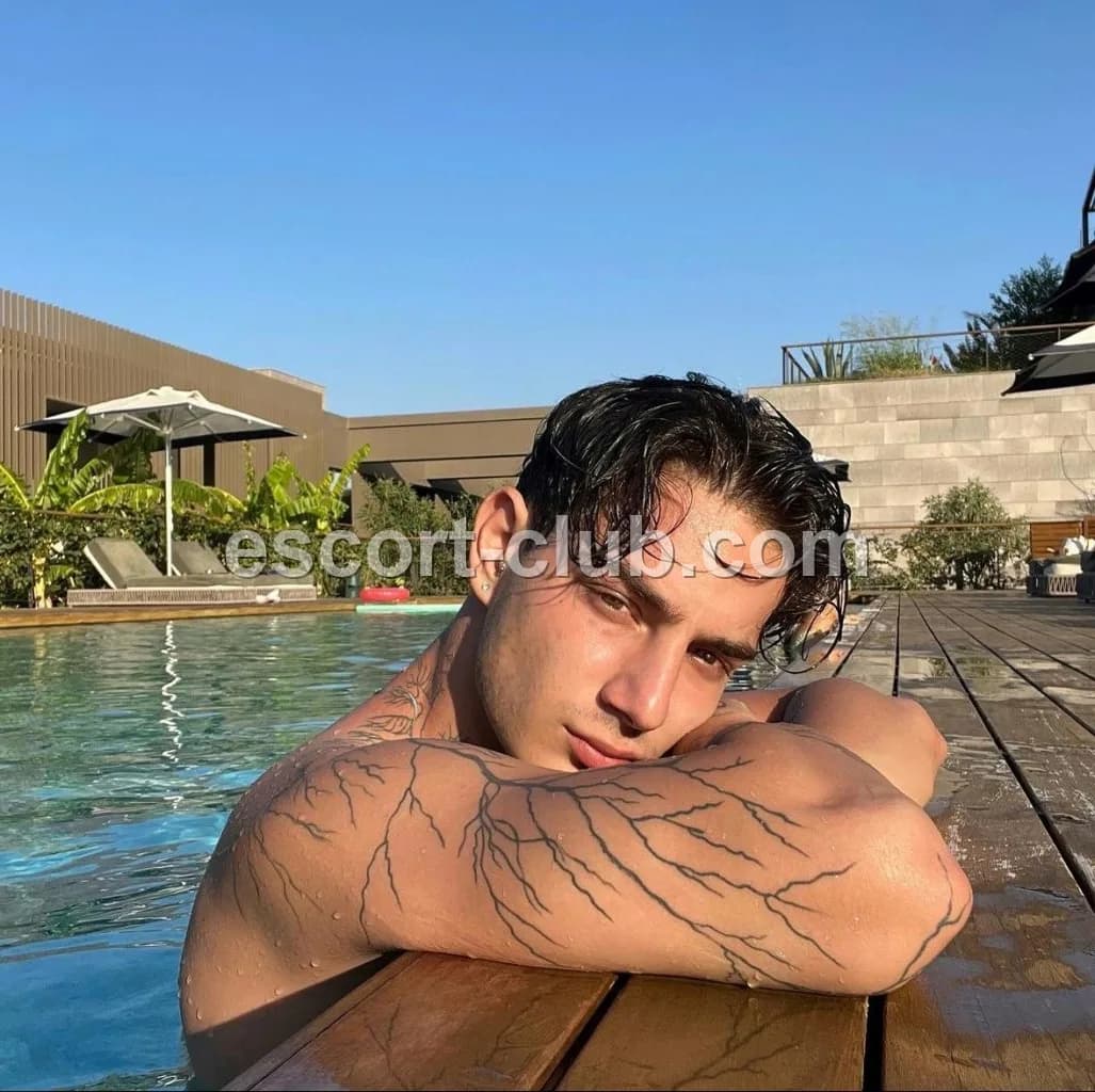 Cem — Leeds escort photo 5