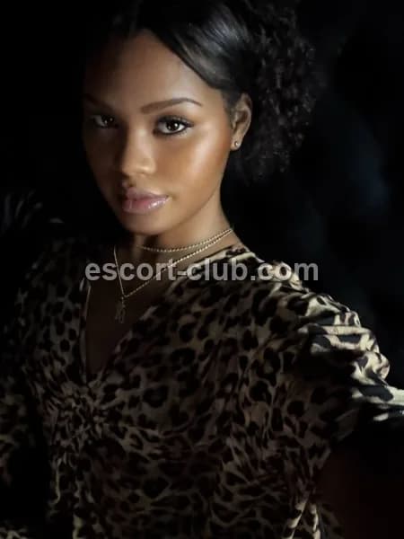 Claudia — Hong Kong escort photo 4