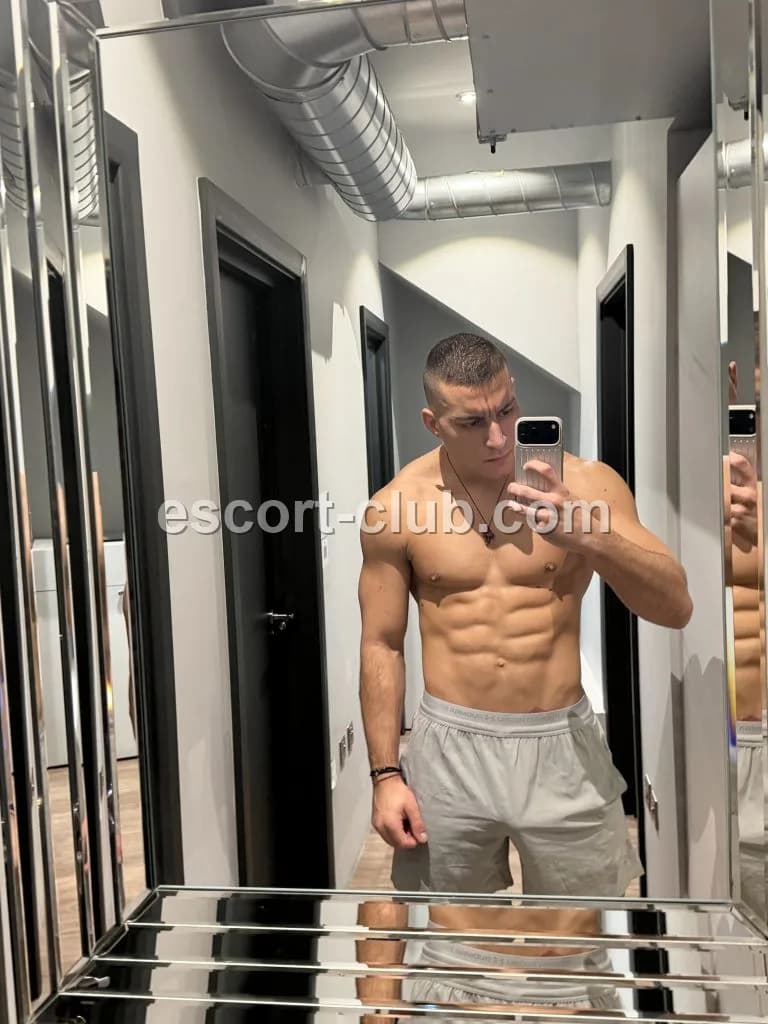Dominic — Sheffield escort photo 2