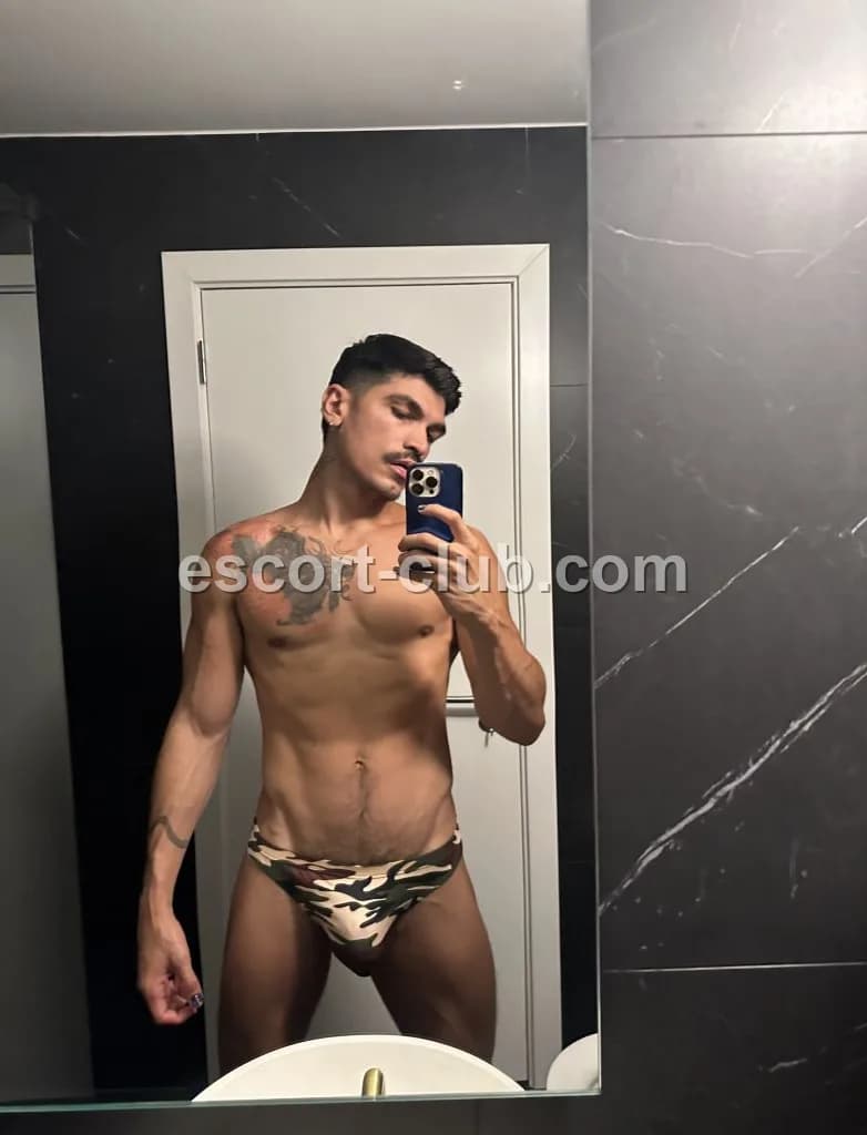 Donato — Sheffield escort photo 3