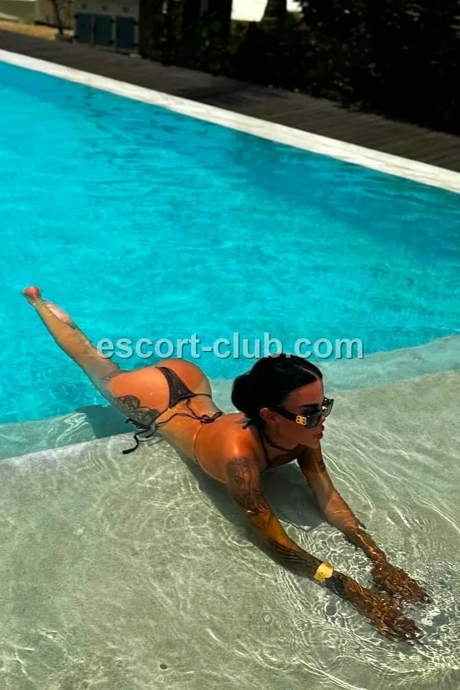 Elli — Manchester escort photo 6