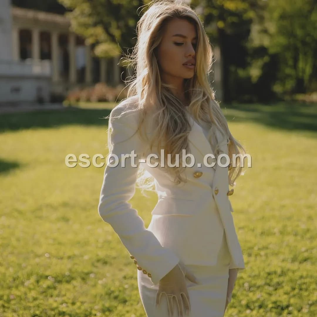 Felicity — Glasgow escort photo 5