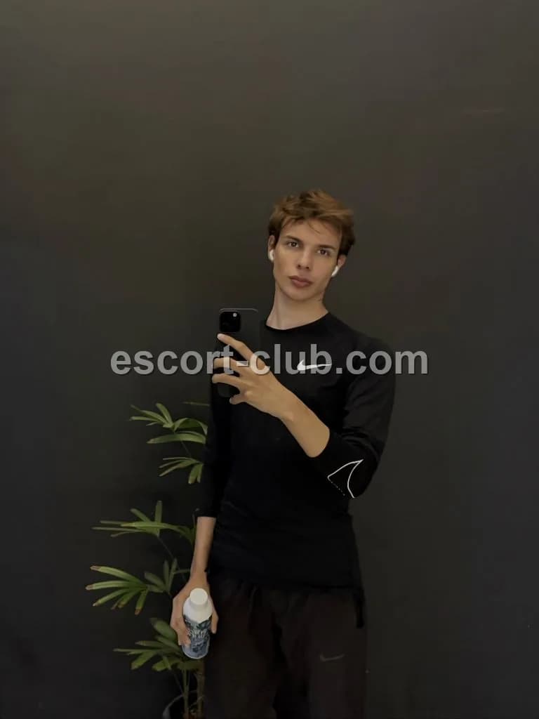 Gabriel — Aberdeen escort photo 5