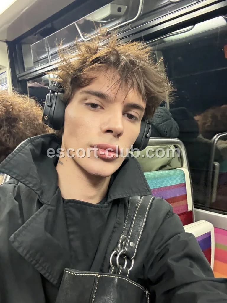 Gabriel — Aberdeen escort photo 6