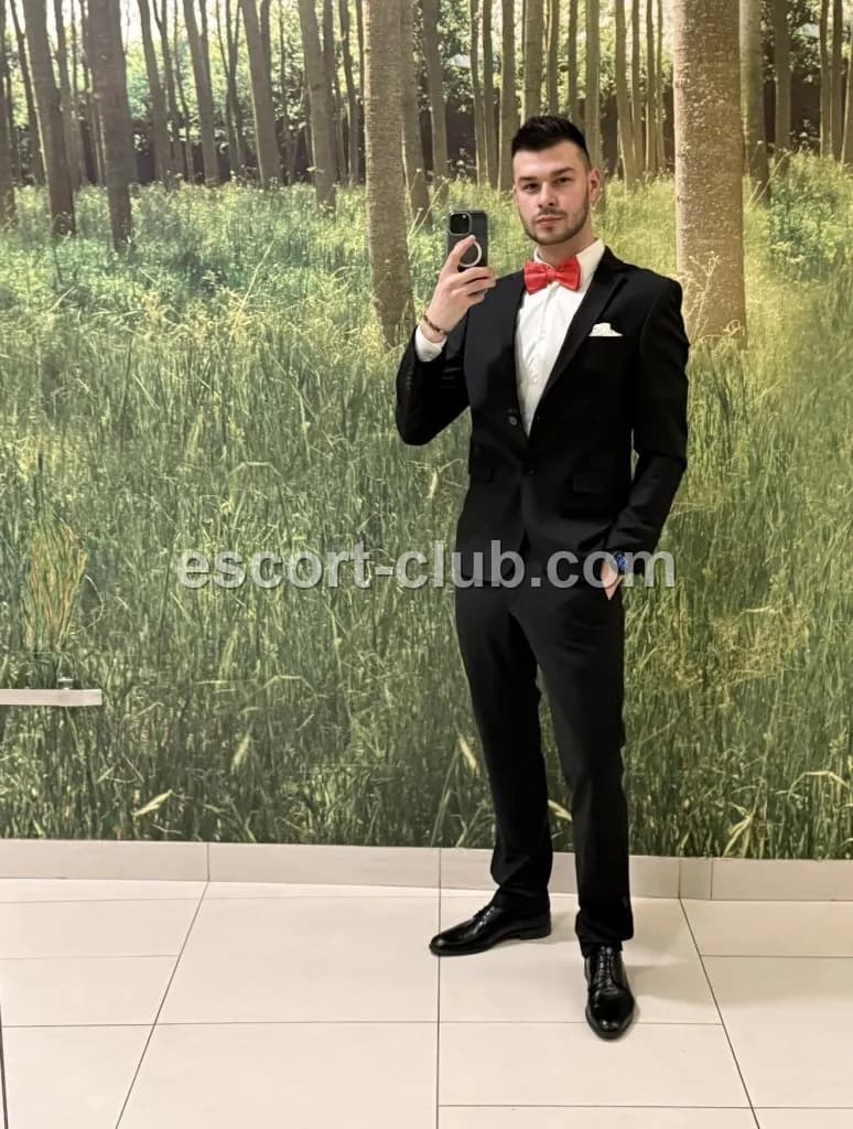 Golden — escort in Aberdeen