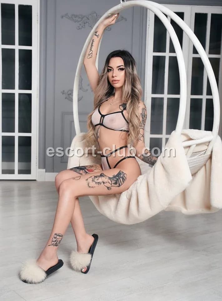 Julia — Nottingham escort photo 5