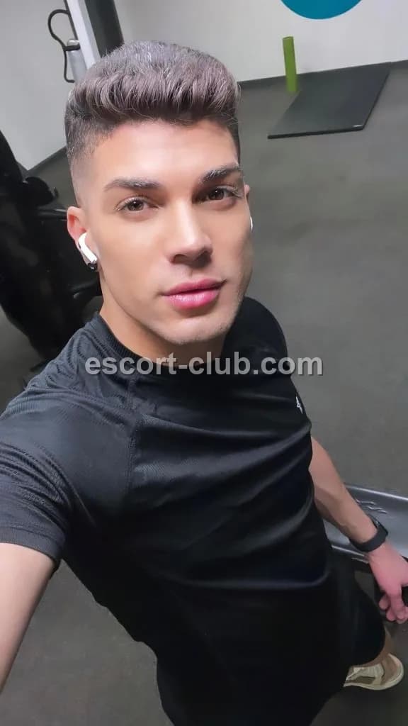Kauan — escort in Bristol