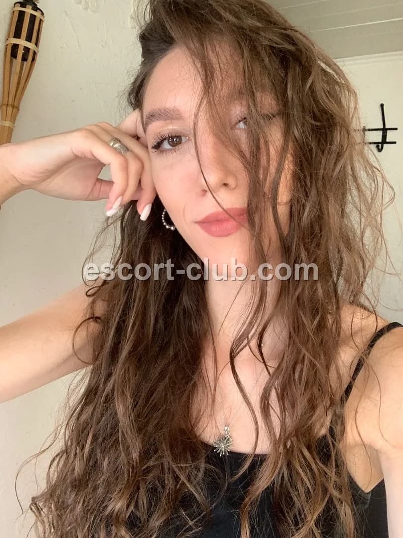 Larisa — London escort photo 1