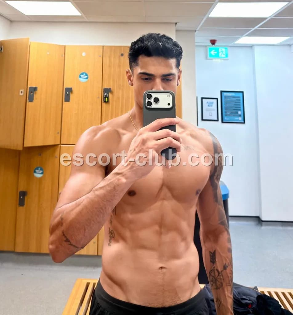 Liam — escort in Bristol