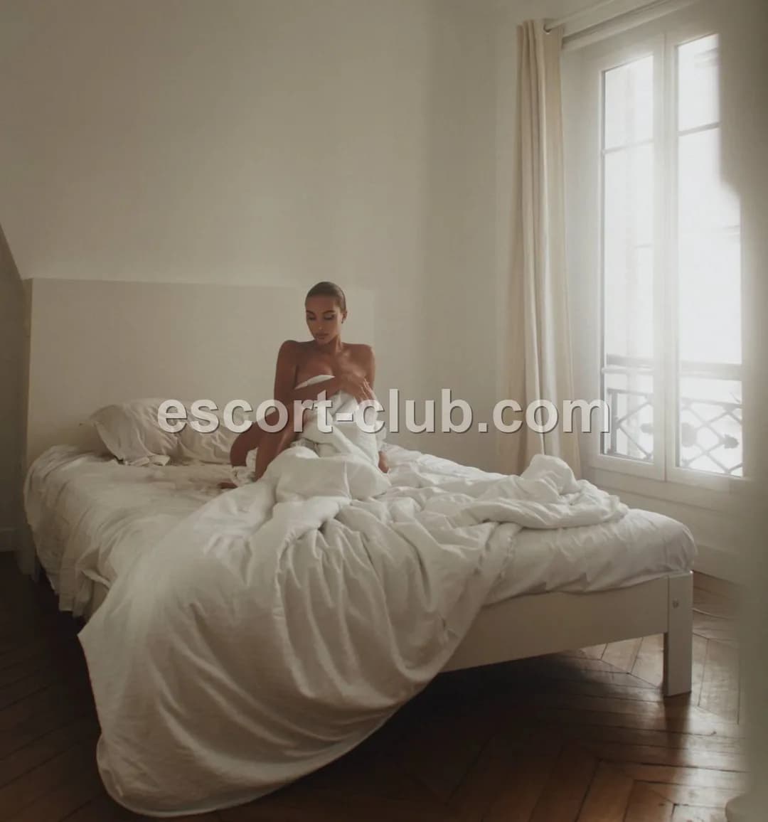 Linda — Leeds escort photo 5