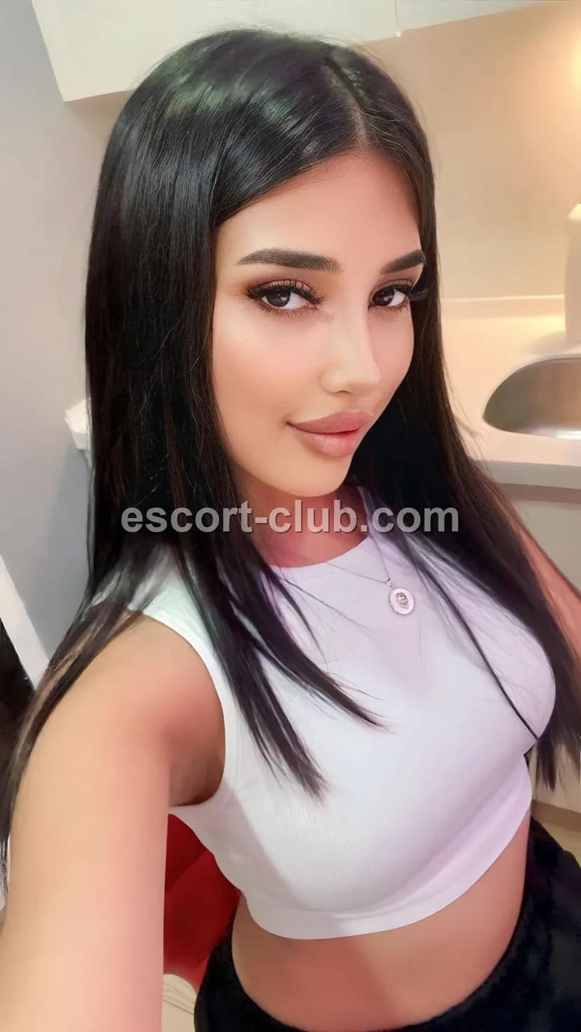 Luiza — Edinburgh escort photo 1
