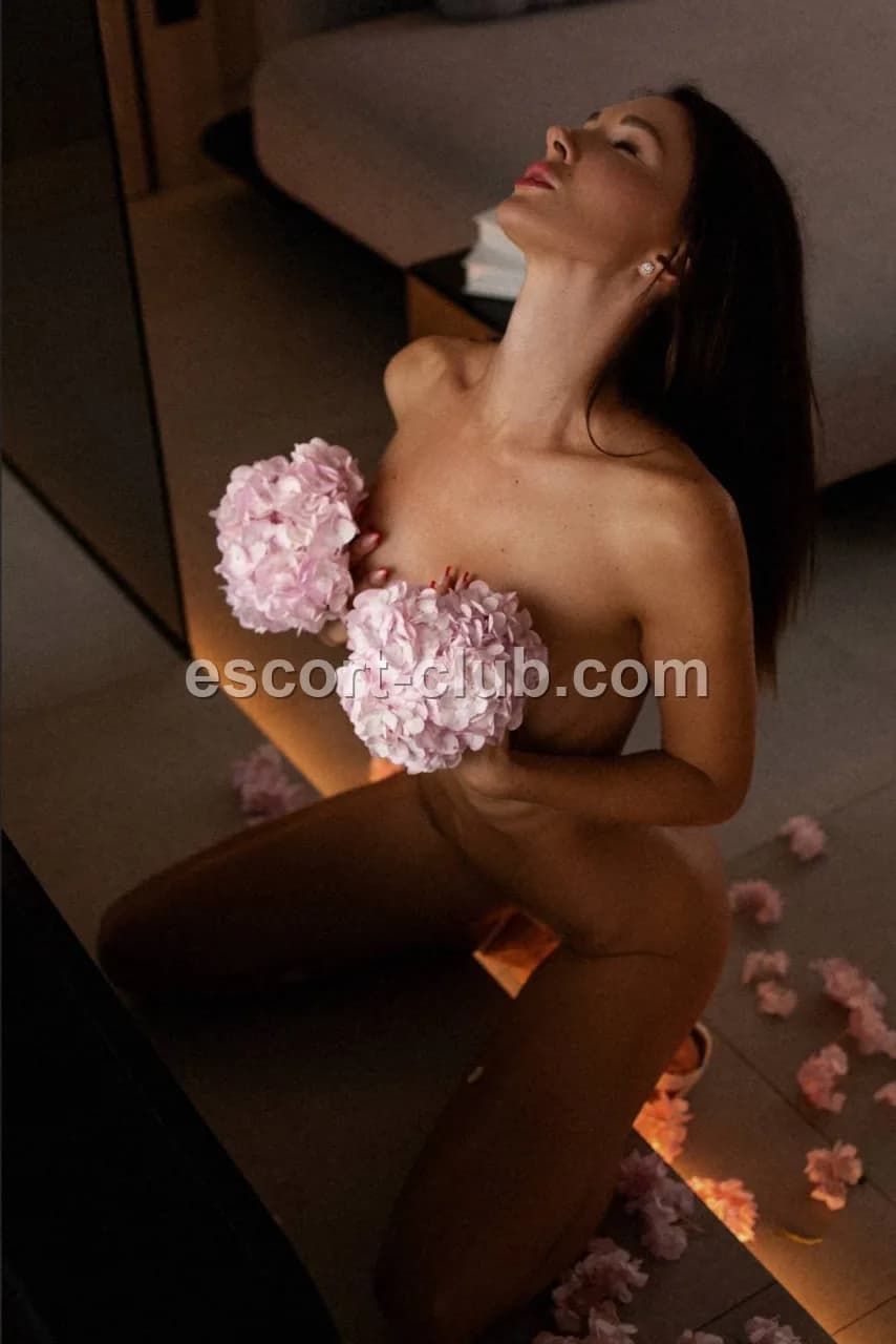 Nyura — Hong Kong escort photo 3