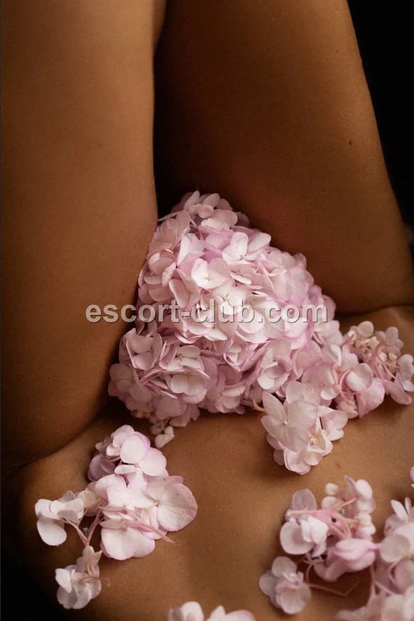 Nyura — Hong Kong escort photo 4