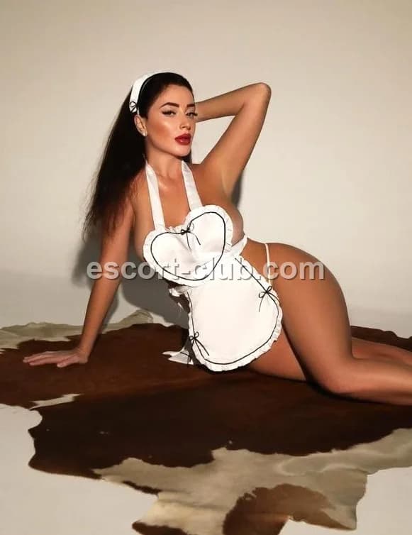 Petra — Abu Dhabi escort photo 4