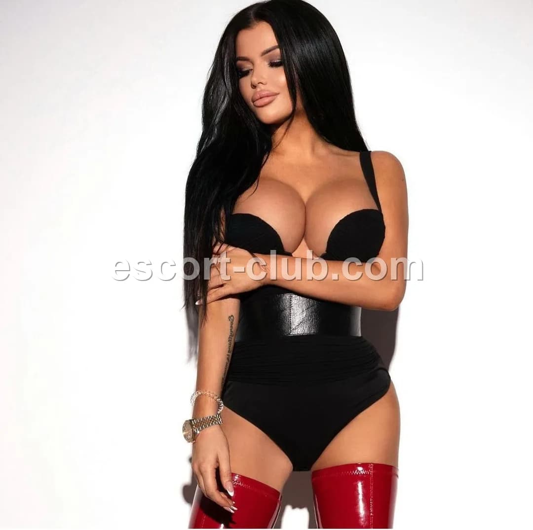 Sofa — Dubai escort photo 3