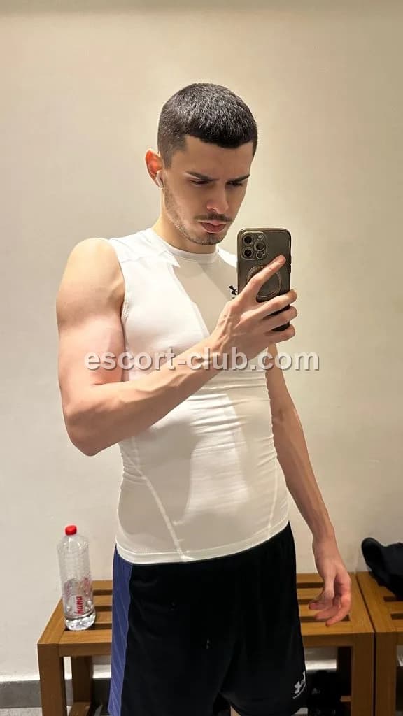 Tarik — Nottingham escort photo 2