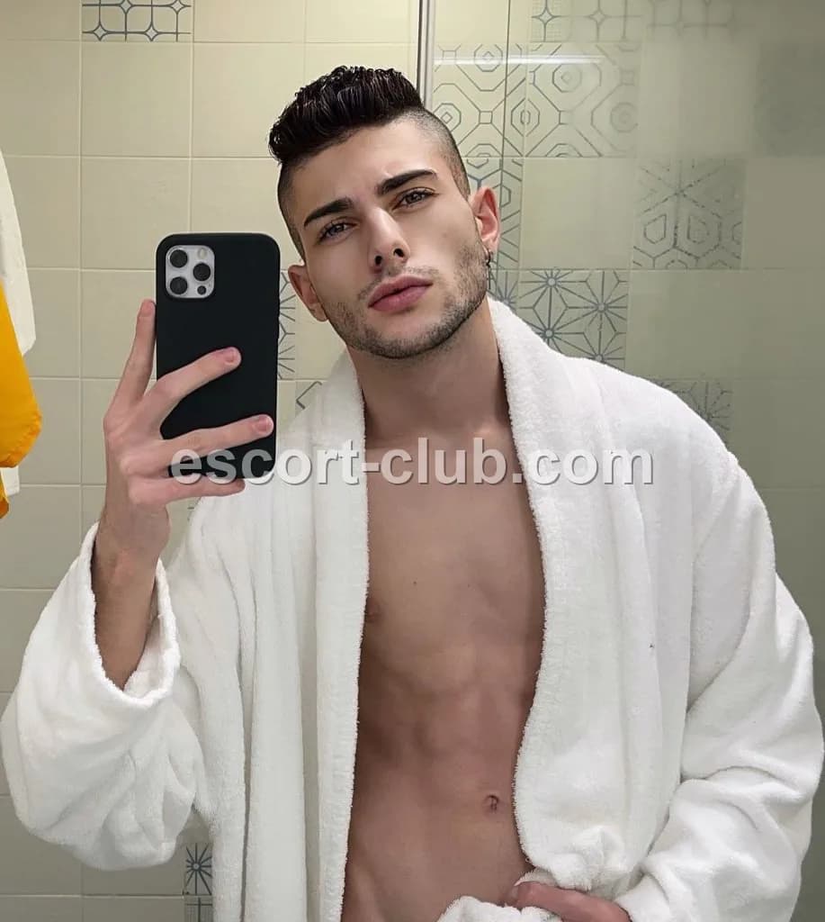 Theo — Nottingham escort photo 2