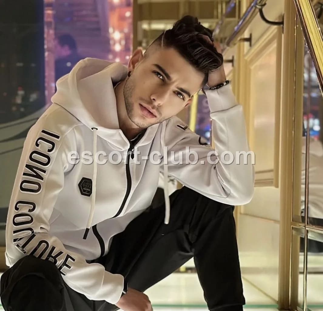Theo — Nottingham escort photo 5
