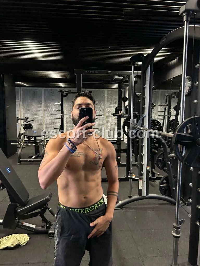 Tito — Dubai escort photo 1