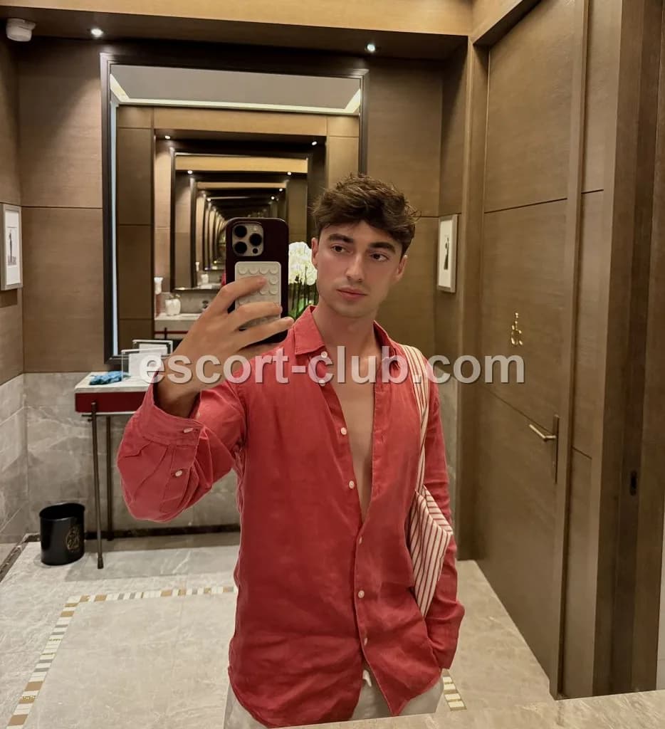 Tom — escort in Dubai