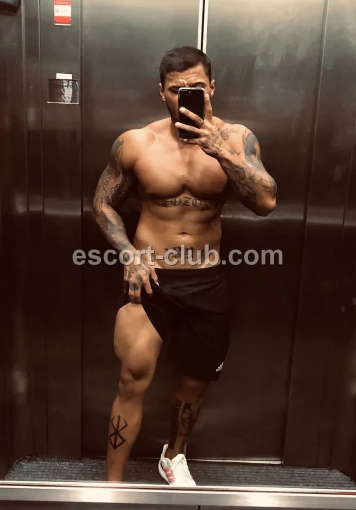 Tomas — Dubai escort photo 5