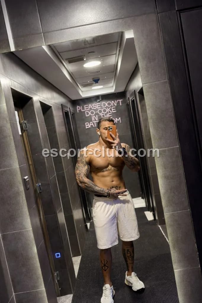 Tomas — Dubai escort photo 6