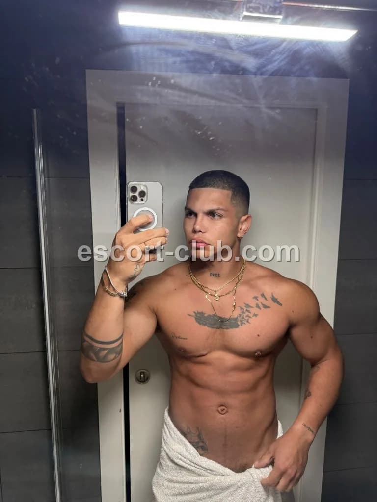 Tommy — Abu Dhabi escort photo 2
