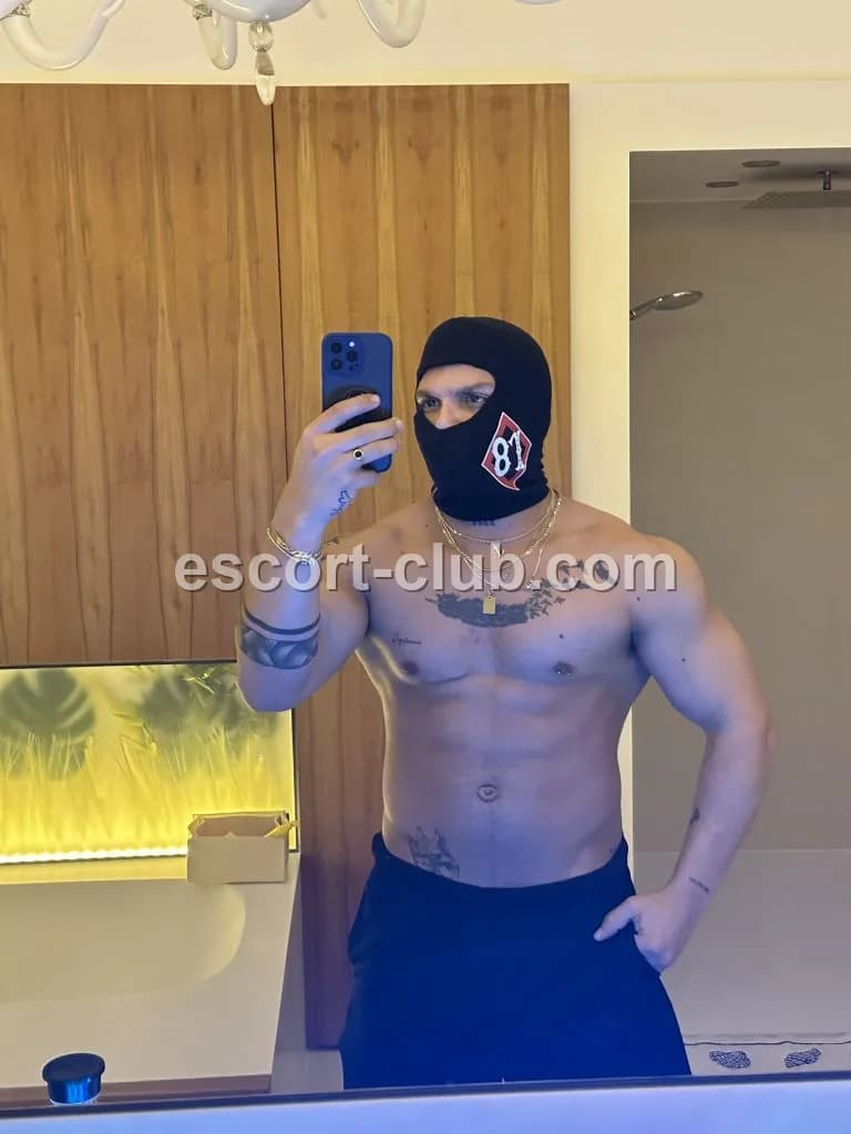 Tommy — Abu Dhabi escort photo 4