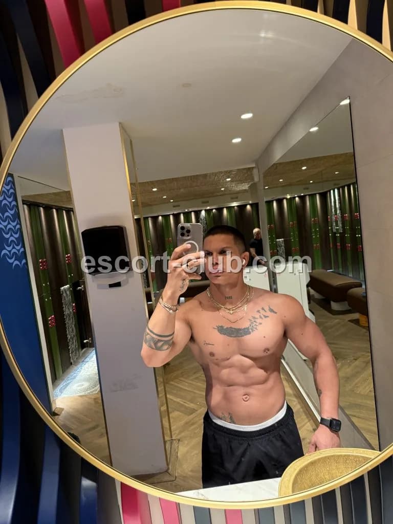 Tommy — Abu Dhabi escort photo 5