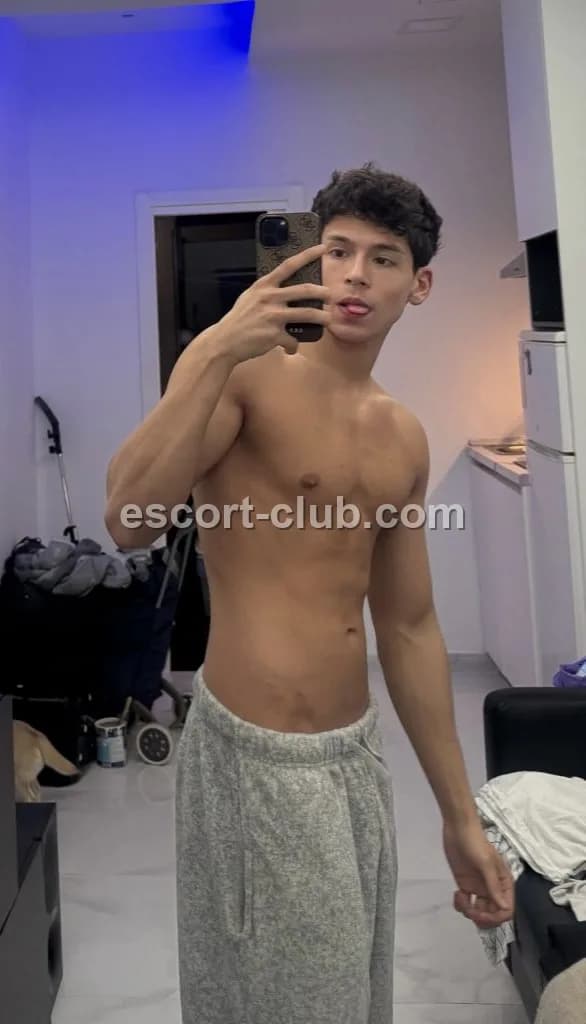 Tonny — Abu Dhabi escort photo 3