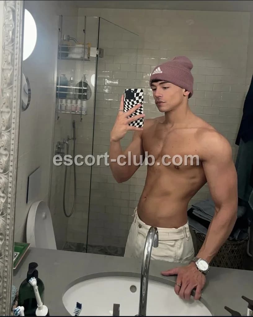 Tonny — Abu Dhabi escort photo 4