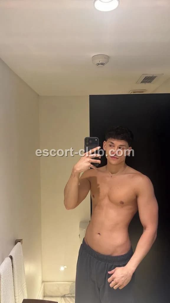Tonny — Abu Dhabi escort photo 5
